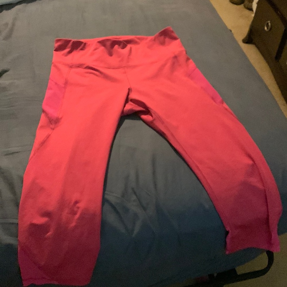 Old navy women’s leggings with pockets size extra-large.